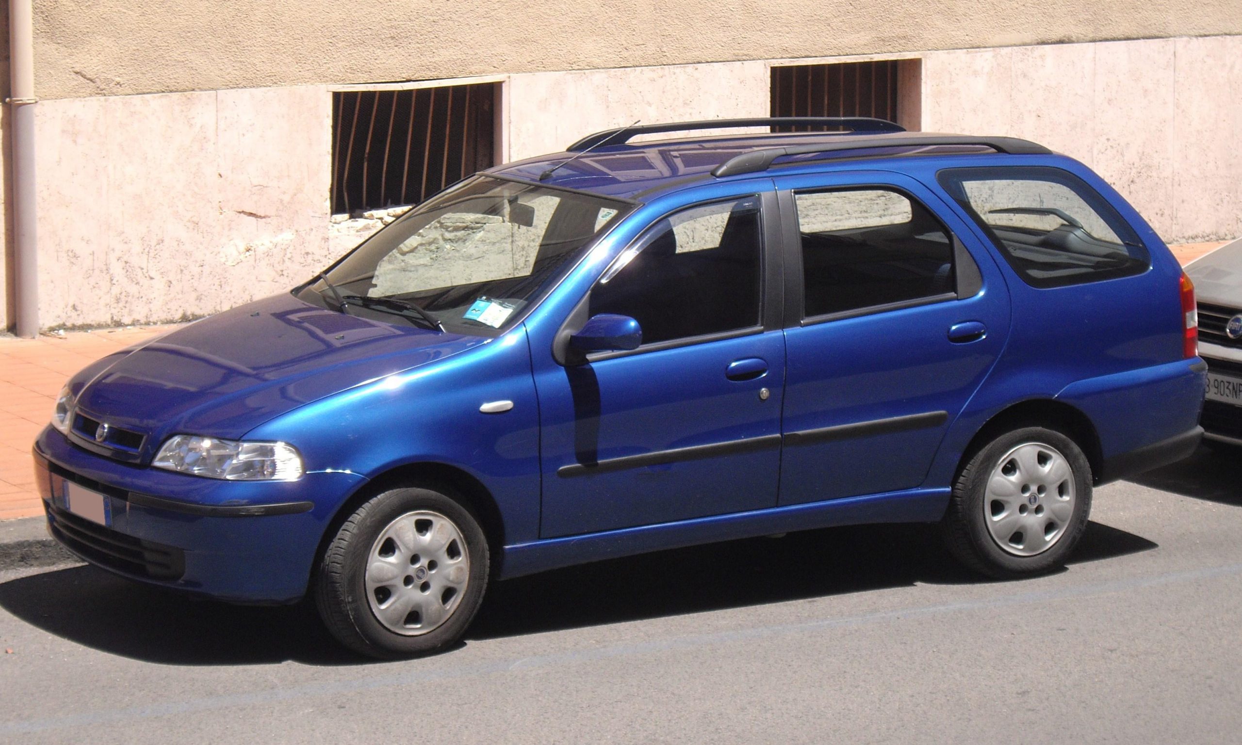 Fiat Palio Weekend carro para evitar